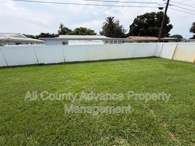 Photo - 2320 Surrey Ln