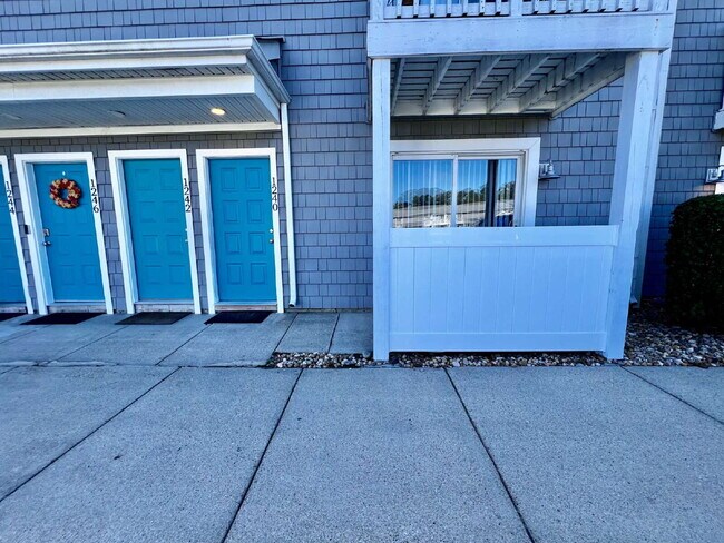 Building Photo - OPEN HOUSE SATURDAY THE 20TH 10AM-12PM! AMAZING 2 BED / 2 BATH CONDO – ONLY 8 BLOCKS FROM THE BEACH!