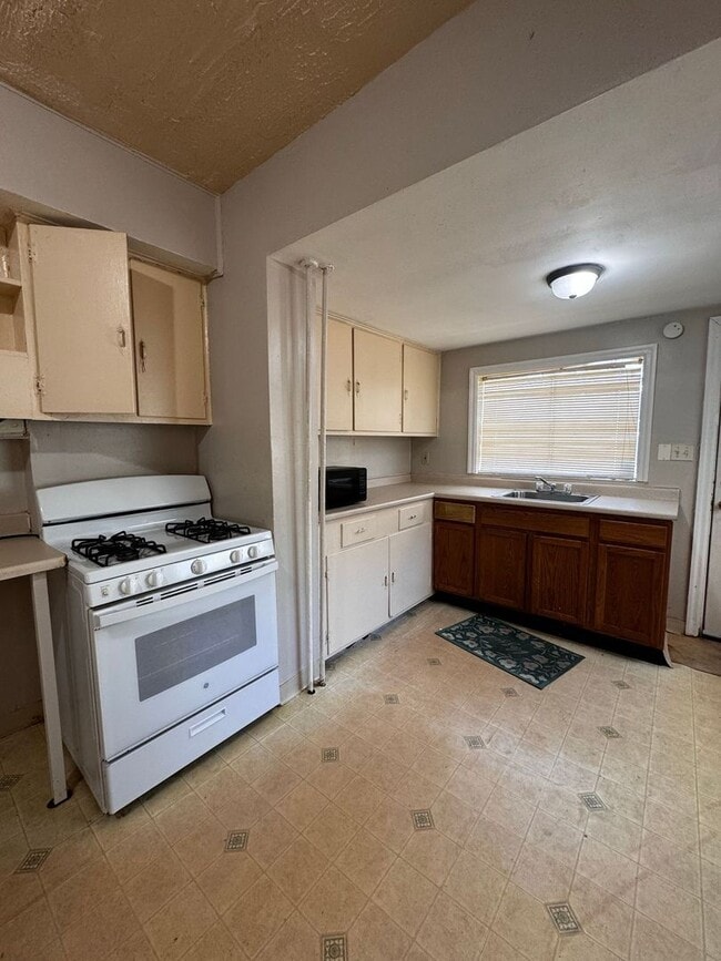Photo - 140 E 21st St