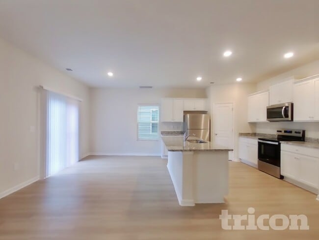 Photo - 727 Hawley St