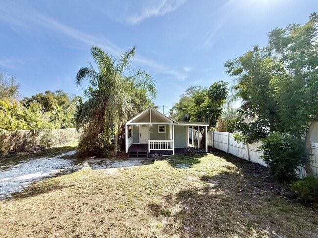 Building Photo - 713 Smith St