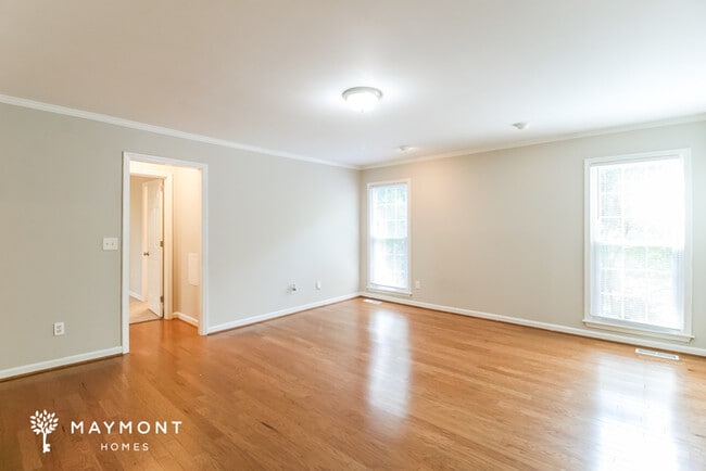 Photo - 1748 King James Dr