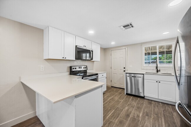 Photo - 750 W 1st St