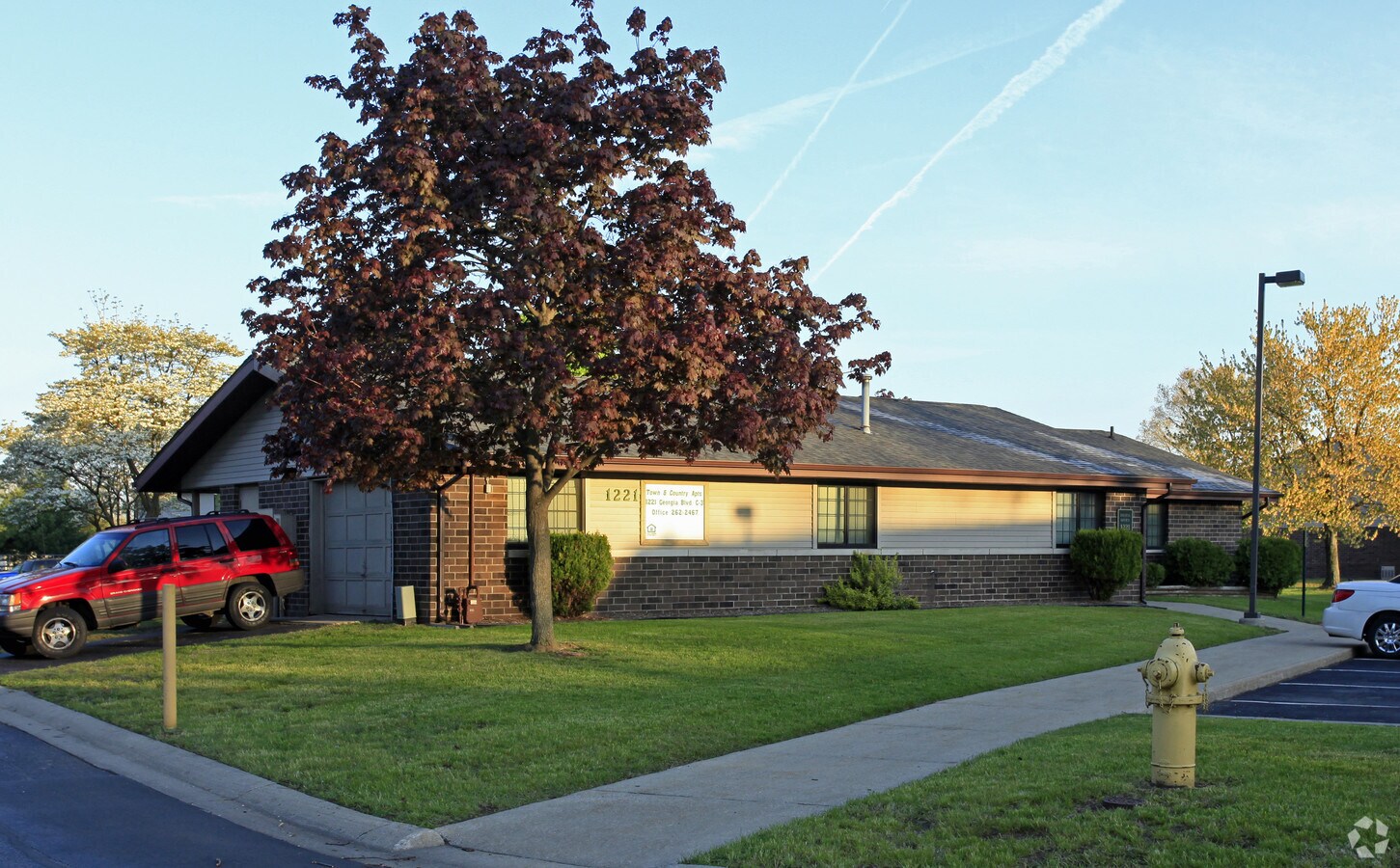 Photo - Town & Country Apartments