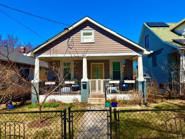 Building Photo - Beautiful Benning 3 Bedroom Renovated Bungalow Home with Yard, Parking, W/D.