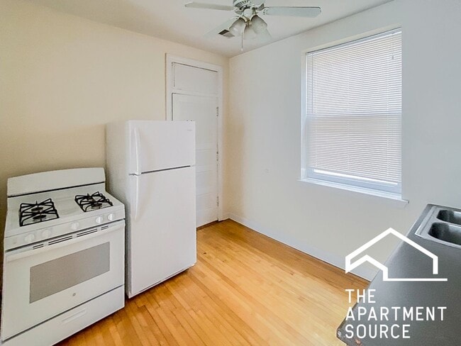 Building Photo - 857 W Cornelia Ave Unit 3N