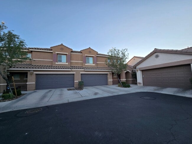 A Fabulous 3 Bedroom, 2.5 Bathroom, 2 Car Garage Townhome in NW Las Vegas - A Fabulous 3 Bedroom, 2.5 Bathroom, 2 Car Garage Townhome in NW Las Vegas