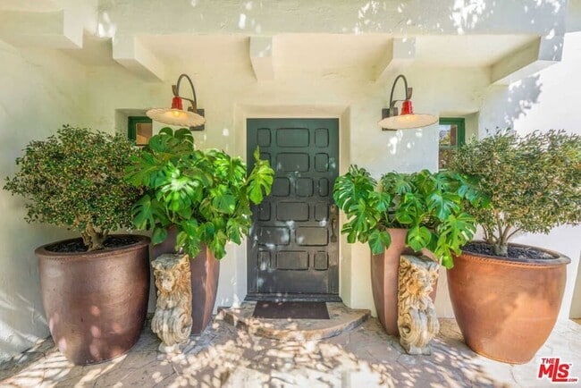 Photo - 1643 Queens Rd