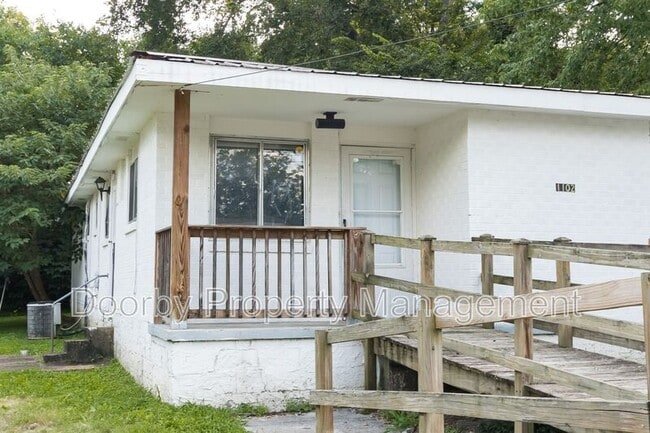 Building Photo - 1102 N Hawthorne St Rental