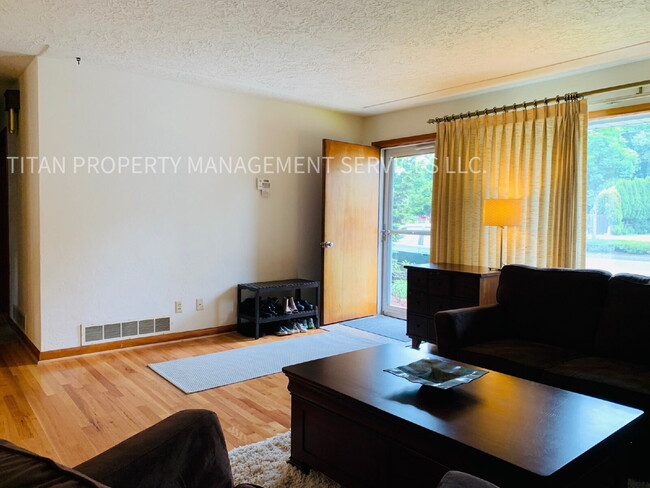 Photo - 13924 E Burnside St