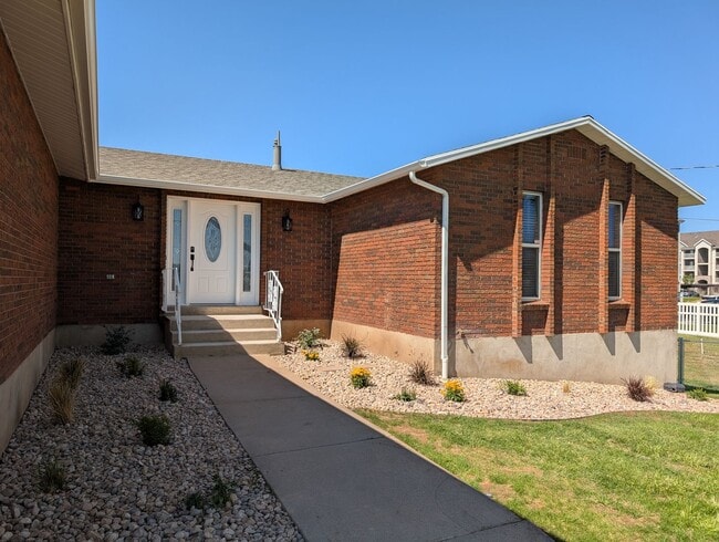 Building Photo - Price Reduction! $4125 Move In Credit! Ful... Rental