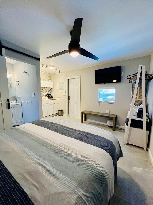 Building Photo - 361 SW 20th Rd Unit B