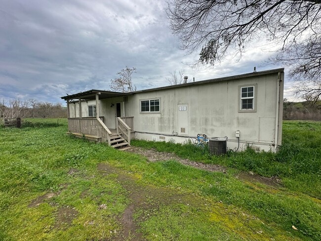 Building Photo - Country Living in Oakdale, CA