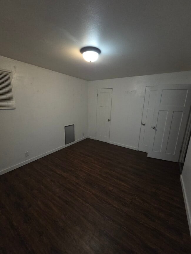 Spacious bedroom with 2 closets - 547 E Rockwell Ave