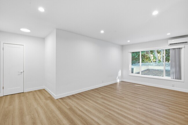 4321 Saugus Ave