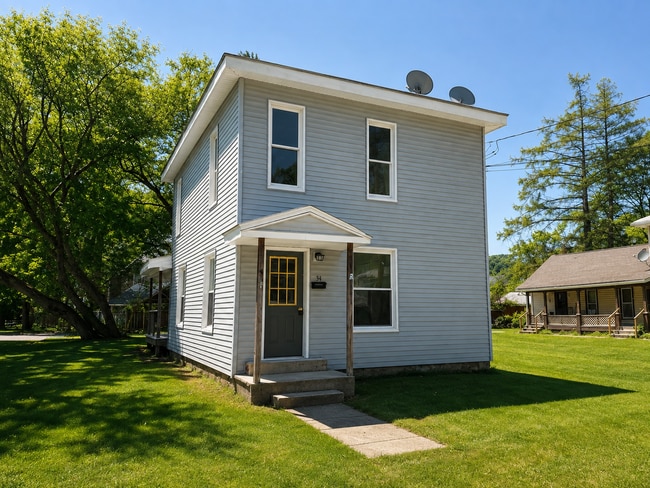 Building Photo - 34 Armstrong St Unit Apartment 34 1/2