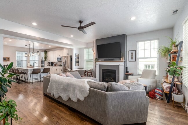 Building Photo - Daybreak living at its finest!