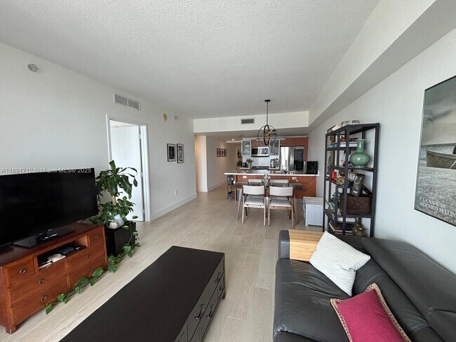 Photo - 185 SW 7th St Unidad 3403