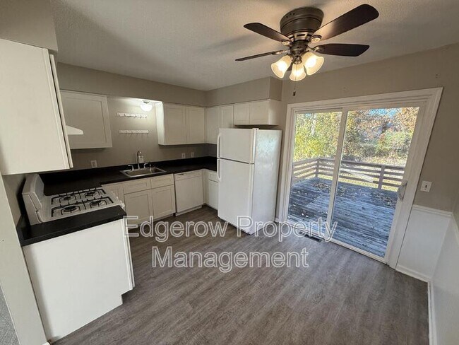 Photo - 3543 Wedgewood Dr SW