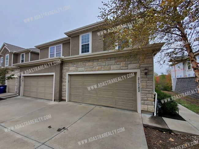 Beautiful and Spacious Olathe Townhome-Ava... - Beautiful and Spacious Olathe Townhome-Ava...