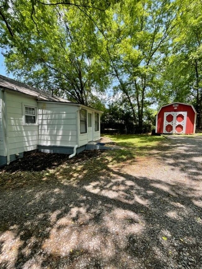 Photo - 2 bedroom, 1 bath home Short term or Long term lease options - Call Debra Johnson 865-591-8281