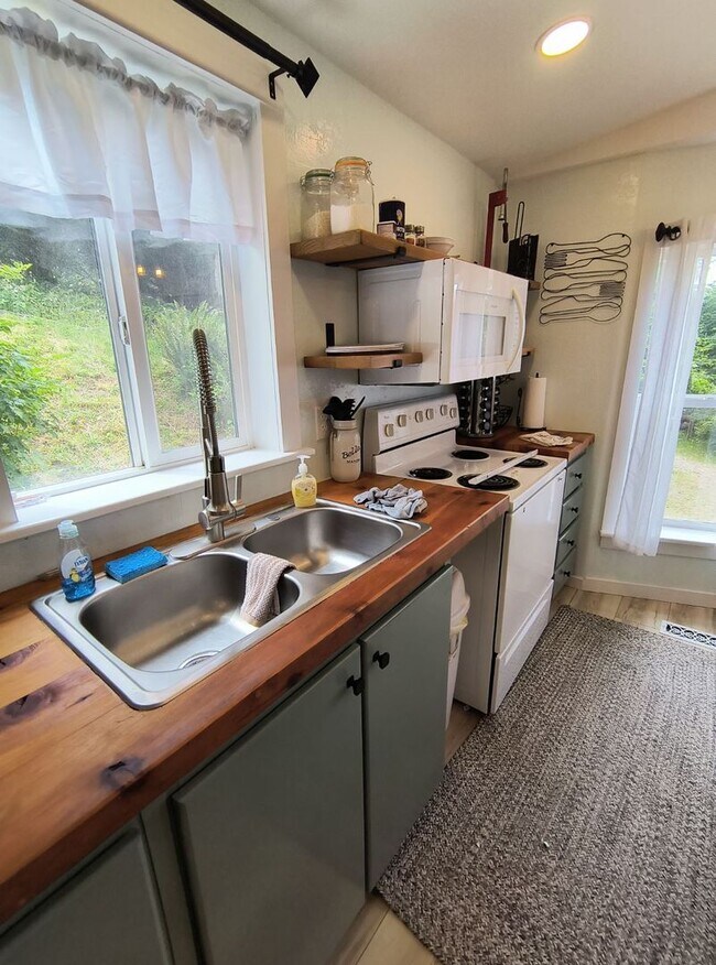 Photo - 16751 Salmonberry Rd