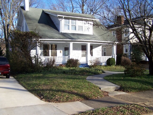 4BR/2BA Charming Ardmore Home! - 4BR/2BA Charming Ardmore Home!