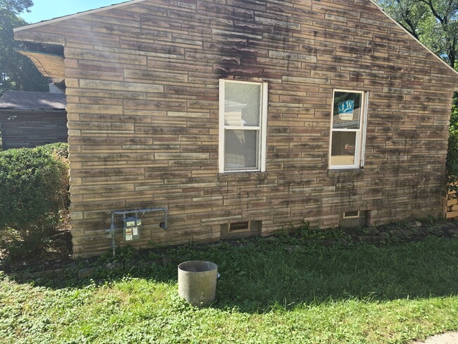 side view - 4727 N 46th St