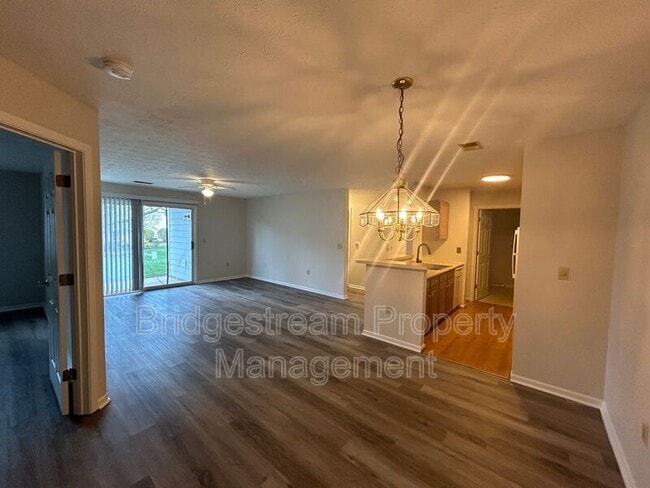 Photo - 6615 Hedington Square