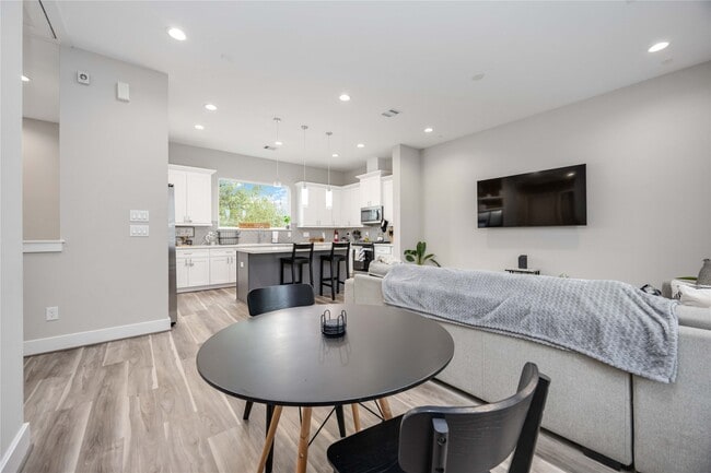 Photo - 2611 Huntington Creek Ln