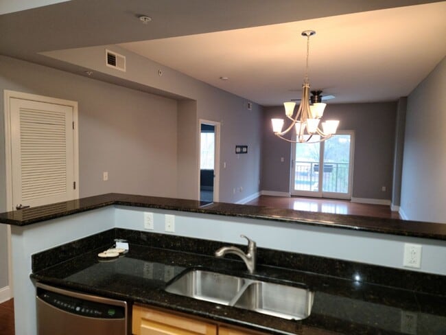 Building Photo - Gorgeous 1 bedroom, 1 bathroom condo in Mo... Unit 721 Governor Morrison St #502