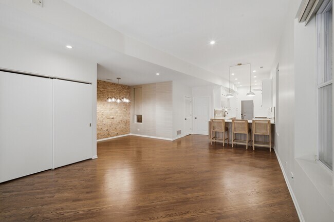 Photo - 626 W Buckingham Pl