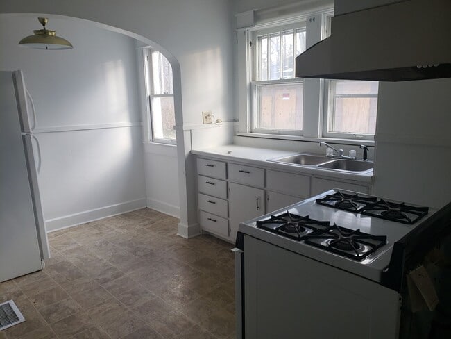Photo - 4 bed/2 bath rental south of campus!