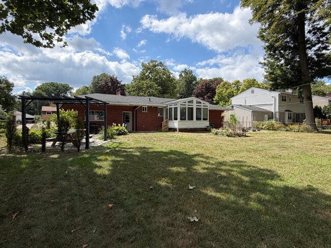 319 Amelia Ave