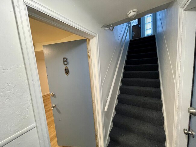 Photo - LOWER SOUTH HILL ONE BEDROOM CLOSE TO HUCKLEBERRY MARKET Unidad 1505-B