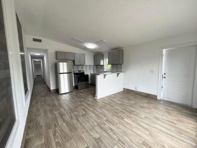 Photo - 1050 W 7th St