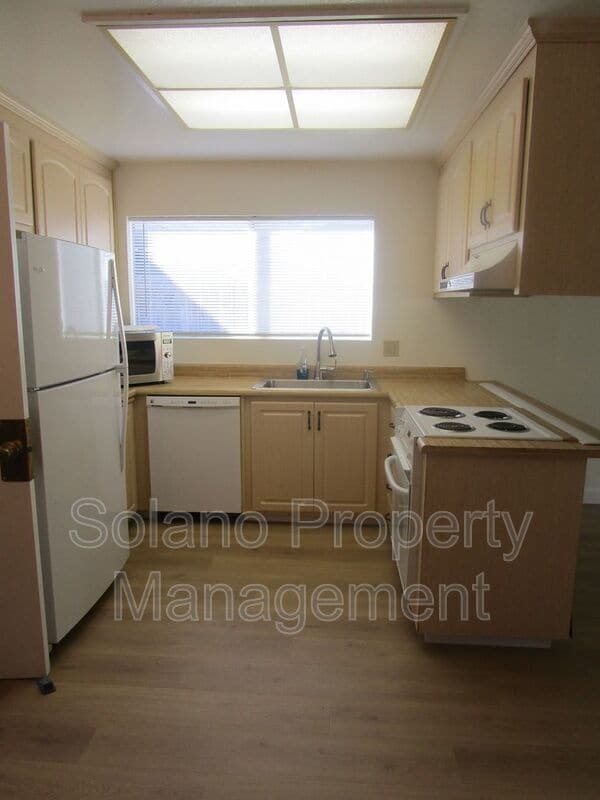 Photo - 110 Oxford Ct