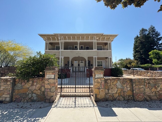 Building Photo - Spacious two bedroom conveniently located ... Rental