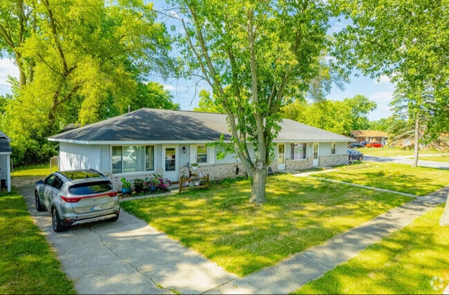 Building Photo - 5344-46 Aspen Ave Rental