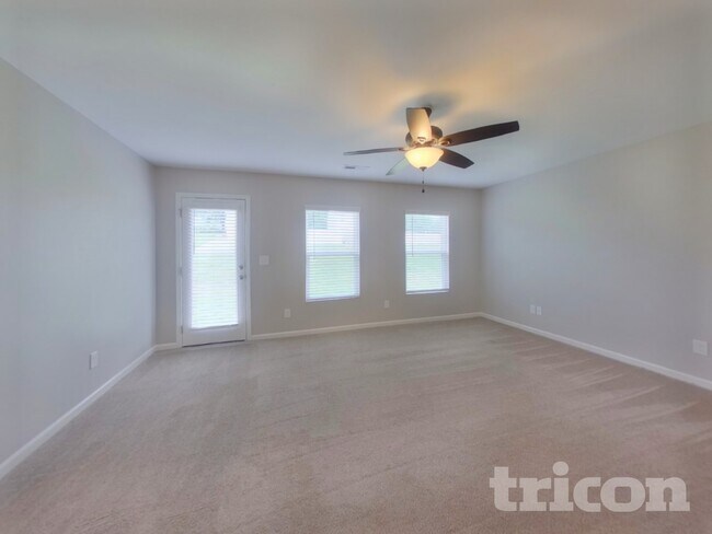 Photo - 567 Scarlet Leaf Ln.