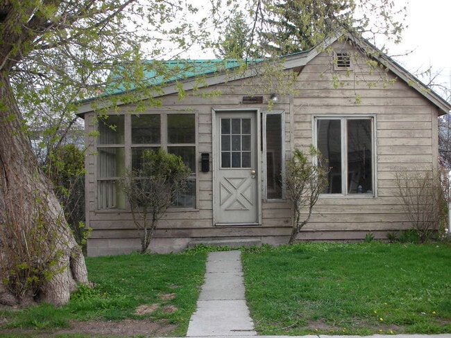 Building Photo - Charming 2 Bed/1 Bath Downtown House