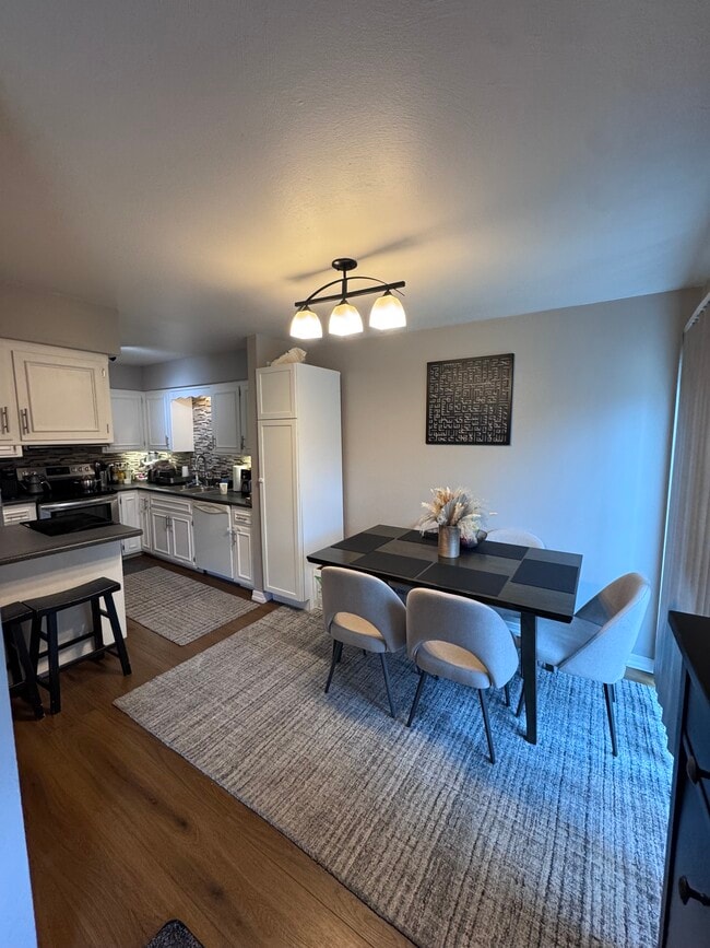 Kitchen & dining area