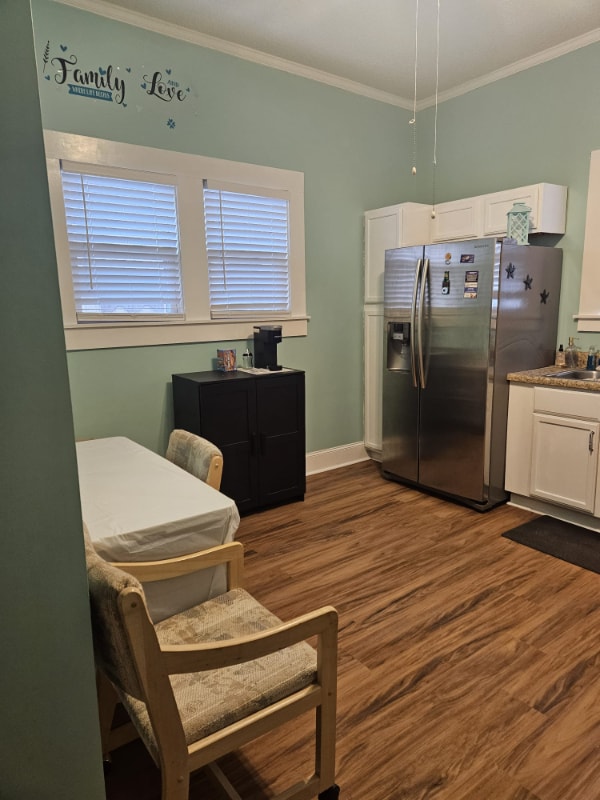 Photo - 608 Central Dr NW