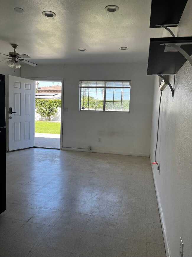 Building Photo - 7625 Fostoria St Unit Rear Studio Rental