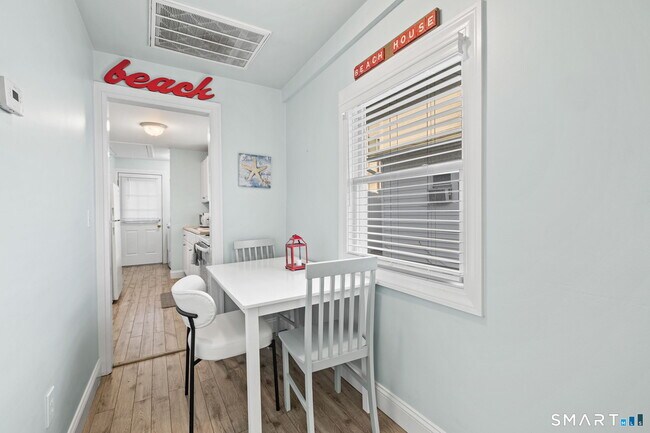 Photo - 108 College Pl