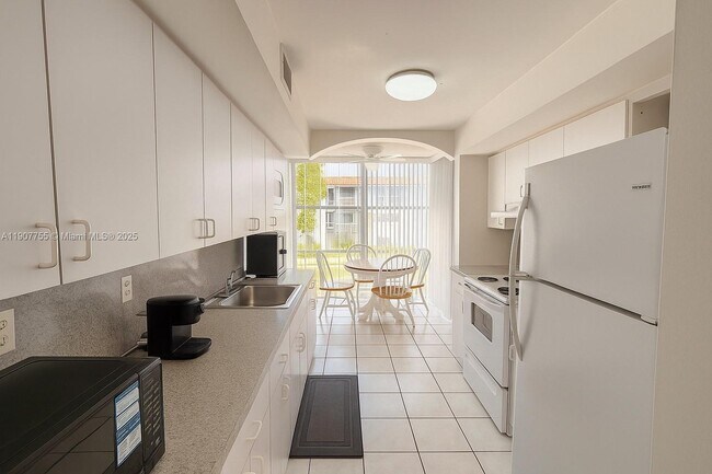 Building Photo - 200 172nd St Unit 201