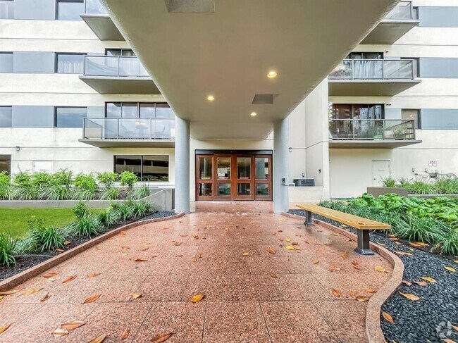 Building Photo - 40 N Interstate Hwy 35 Unit 4C1 Rental