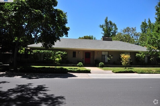 Building Photo - 802 Center Dr Rental