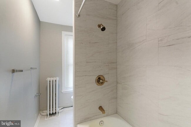 Photo - 2530 Collins St