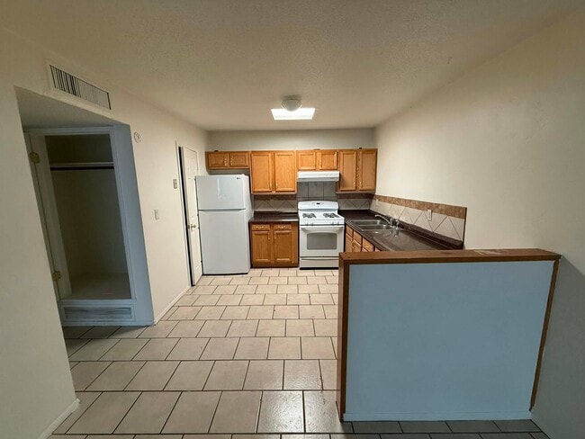 Photo - 5425 E 30th St Unidad 3